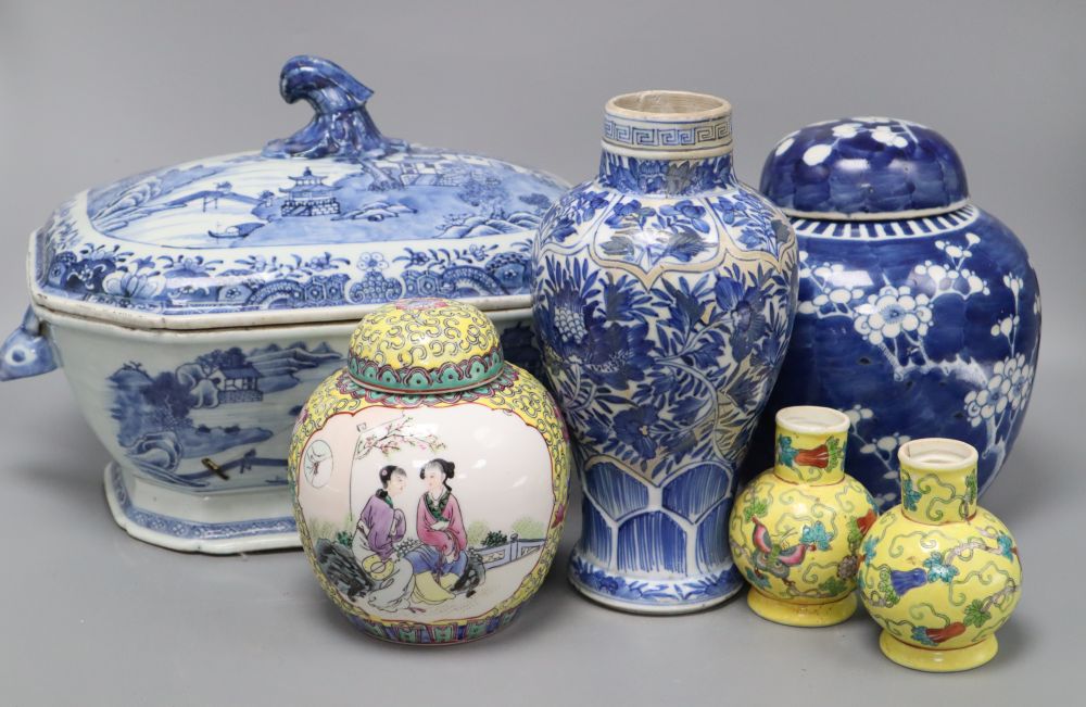 An 18th century Chinese blue and white tureen and cover, height 25cm, a Kangxi blue and white vase and three jars